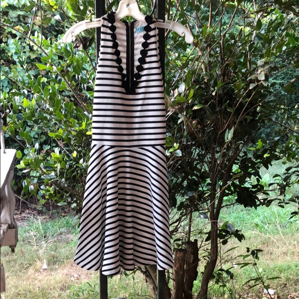 Detailed v-neck dress! Super comfy and cute! 🖤